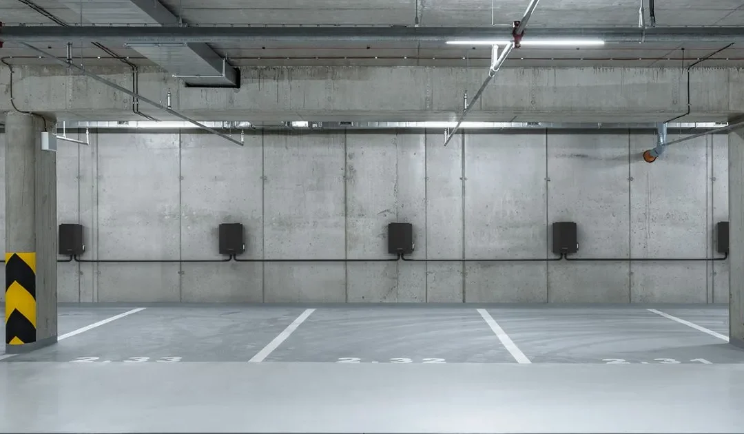 Laddstolpar i garage vs utomhusparkering, vad är bäst för föreningen?